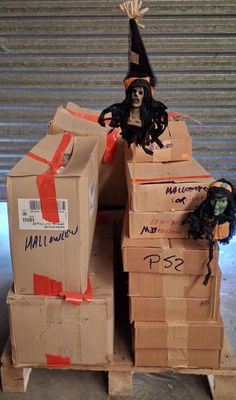 des cartons empilés les uns sur les autres, avec une frayeur posée dessus