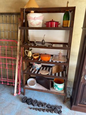 une étagère sur laquelle se trouvent plusieurs objets