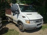 un camion blanc garé sur le bord de la route