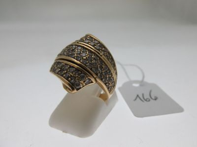 gros plan d'une bague sur une surface blanche avec une étiquette de prix