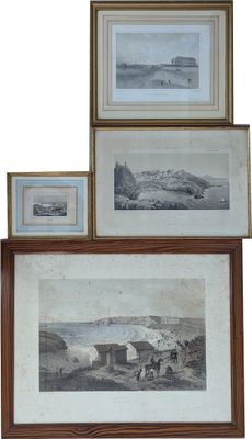 trois photos encadrées représentant des bateaux, posées sur une étagère, avec une photo de bateau en arrière-plan