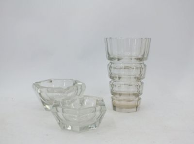 trois vases en verre posés l'un à côté de l'autre sur une surface blanche