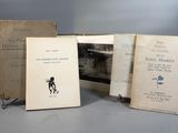 trois livres posés sur une table l'un à côté de l'autre