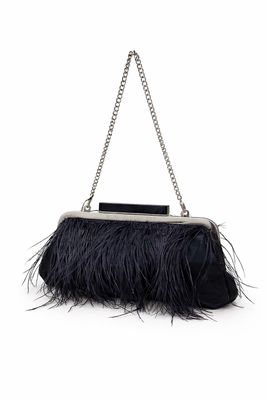 une pochette noire avec des plumes suspendues à une chaîne