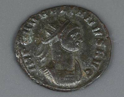 une vieille pièce d'argent sur laquelle figure l'effigie d'une femme