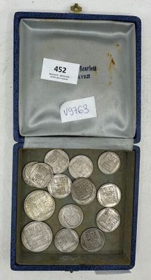 une boîte remplie de pièces d'argent sur laquelle est apposée une étiquette indiquant le prix