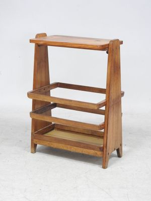 l'image d'une étagère en bois surmontée de trois étagères