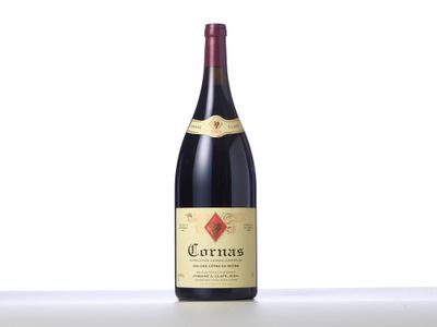une bouteille de vin rouge posée sur une table