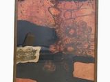 une photo d'un tableau accroché au mur