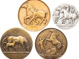 quatre types différents de médailles de bronze représentant des chevaux et des jockeys