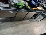 un comptoir sur lequel sont posées plusieurs bouteilles de vin