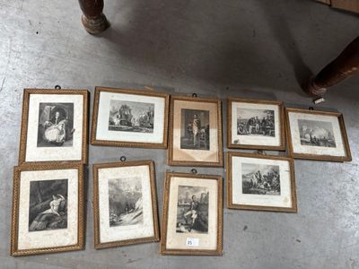 de nombreuses photos encadrées par terre dans une pièce