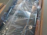 une boîte contenant une grille, emballée dans du plastique