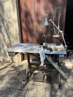 une machine à coudre posée à l'extérieur d'un bâtiment