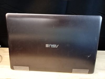 un ordinateur portable posé sur une table en bois