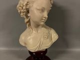 buste de femme aux cheveux tressés, posé sur un socle en bois
