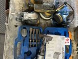 une boîte d'outils posée sur le sol à côté d'une boîte d'outils