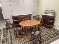 Salle à manger comprenant 1 bahut bas dessus marbre blanc ou…