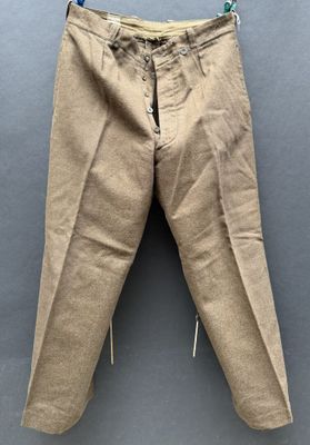 un gros plan sur un pantalon accroché au mur