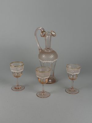 Partie de service en verre teinté rose à décor doré et émail…