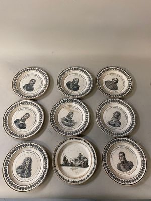 six assiettes ornées d'images en noir et blanc représentant des personnes