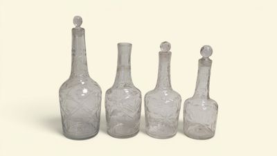 Collection de 4 petites carafes ou carafons formant burettes…