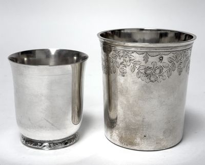 TIMBALE à fond plat en argent 950 mil., le col guilloché d'une guirlan - Photo 1