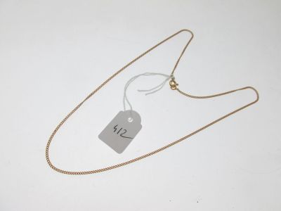 une photo d'un collier sur lequel est accrochée une étiquette de prix