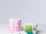 trois rouleaux de ruban posés sur une table, sur fond blanc