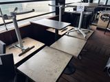 les tables et les bancs sur la terrasse d'un restaurant