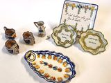 les nombreux objets en poterie qui se trouvent sur la table