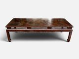 une image représentant une table en bois sur roulettes, avec un plateau en marbre