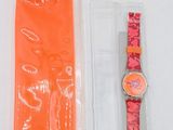 une montre rose et une montre rose dans un étui en plastique