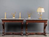 une paire de tables d'appoint au plateau en marbre, ornées de bougies en laiton et d'une lampe