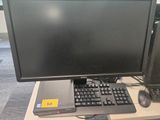 un écran d'ordinateur et un clavier posés sur un bureau