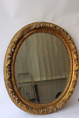 un miroir accroché au mur à côté d'une chaise