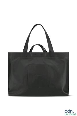 le grand sac de courses noir se détache sur un fond blanc