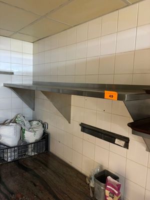 une petite cuisine avec beaucoup de vaisselle sur le plan de travail