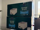 trois cartons empilés les uns sur les autres dans une pièce