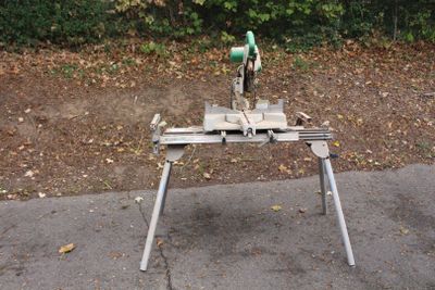 une machine posée sur une table au milieu de la route