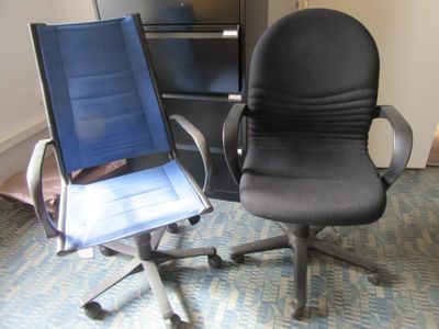 deux chaises de bureau placées l'une à côté de l'autre dans une pièce