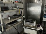une cuisine équipée d'un réfrigérateur, d'une cuisinière, d'un micro-ondes et d'autres appareils électroménagers