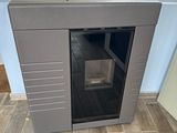un four grille-pain posé par terre dans un coin de la pièce