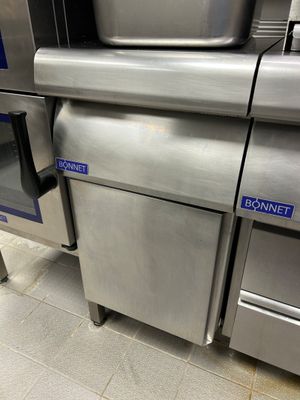 un grand lave-vaisselle en inox posé sur un plan de travail de cuisine