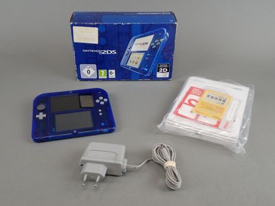 une console de jeux Nintendo Wii avec un chargeur et un chargeur