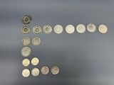 une image représentant plusieurs pièces de monnaie disposées de manière à former la lettre « f »