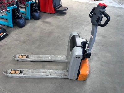 une image d'un chariot élévateur à fourche dans un entrepôt