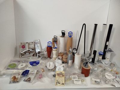 une photo d'un plan de travail sur lequel sont posés divers objets