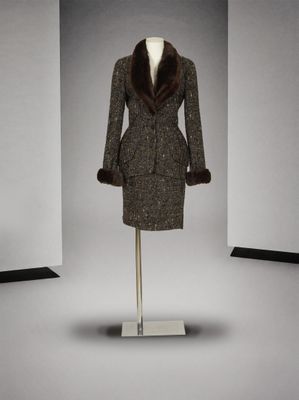 une photo d'un manteau et d'une robe de femme présentés sur un mannequin