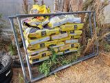 une pile de sacs de ciment posés par terre à côté d'une clôture